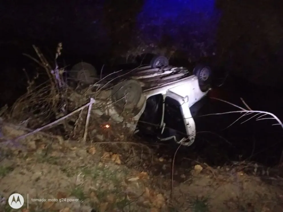 El auto terminó volcado en un canal en la Ruta 22. Dos hombres murieron en el lugar. Foto (Gentileza).