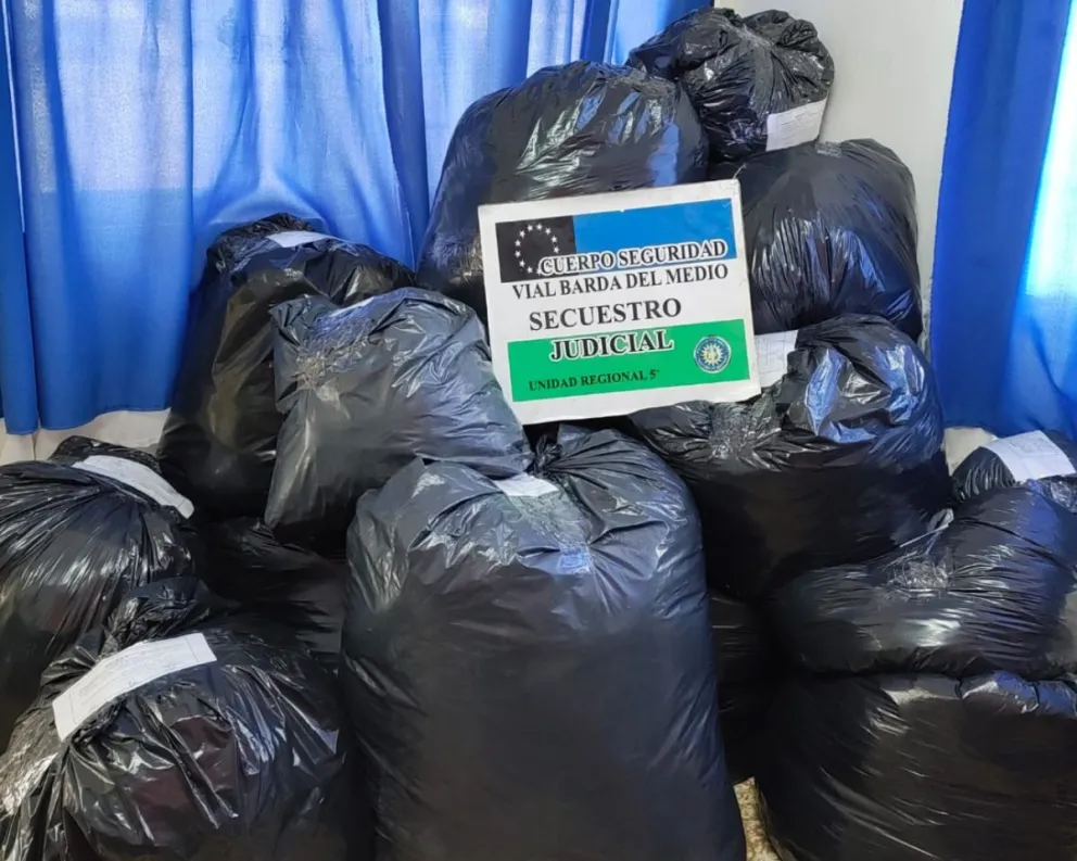 La policía secuestró unos 15 bolsones con prendas que tenían su etiqueta falsificada. La mercadería tenía como destino distintas tiendas del Alto Valle. 