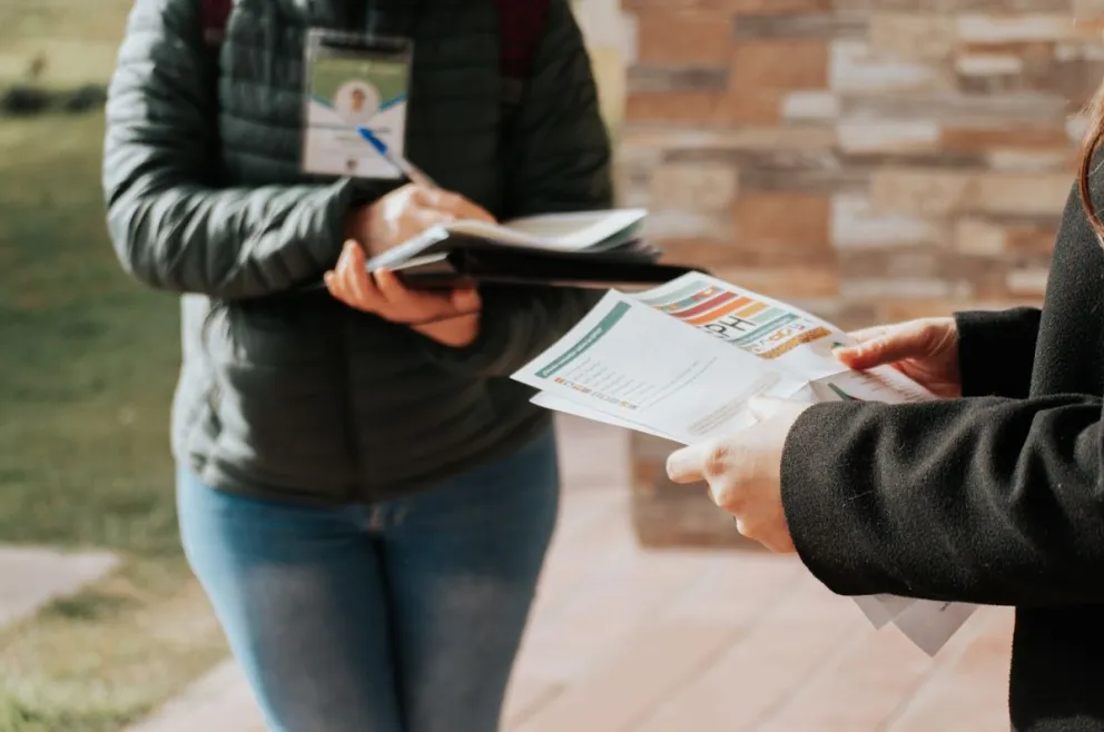 ¿Cómo saber si las personas que llegan a tu casa son realmente encuestadores? Además de la acreditación, hay un sitio web que permite identificarlos. Foto: archivo.