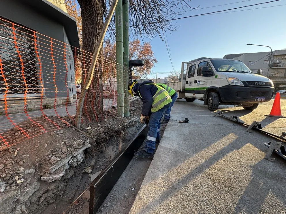 Los últimos trabajos de cordón cuneta fueron en Alem y Miguel Muñoz. (Foto Municipalidad de Cipolletti)