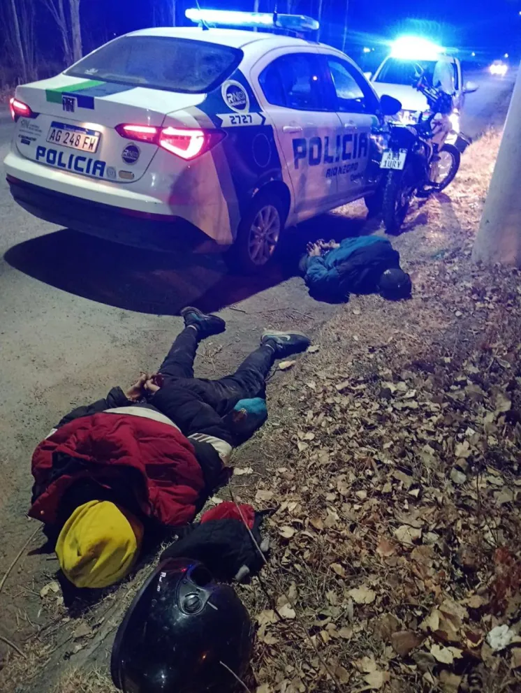 El primer aviso había denunciado que eran tres las personas robando. (Foto Policía de Río Negro)