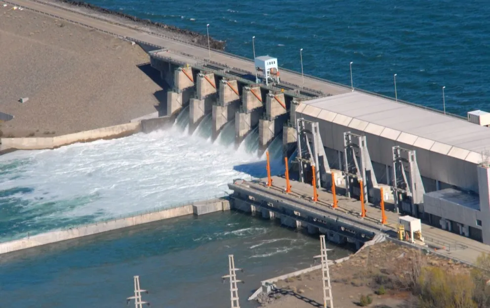 La represa de Arroyito, la última sobre el río Limay, ya comenzó a disminuir su actividad y los caudales aguas abajo bajaron significativamente. Foto: archivo.