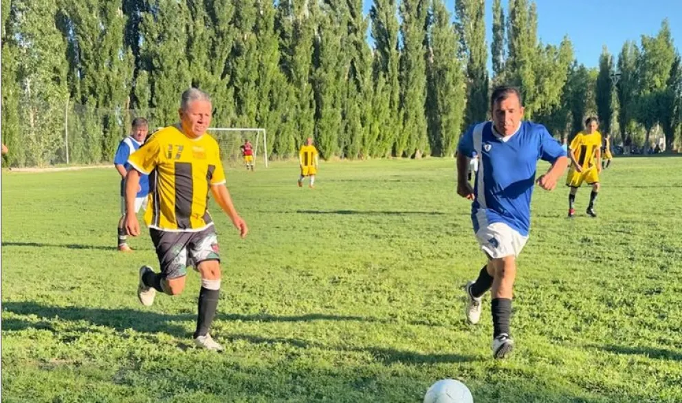 En el Apertura participaron 32 equipos, divididos en tres categorías (según las edades), con más de 600 participantes.