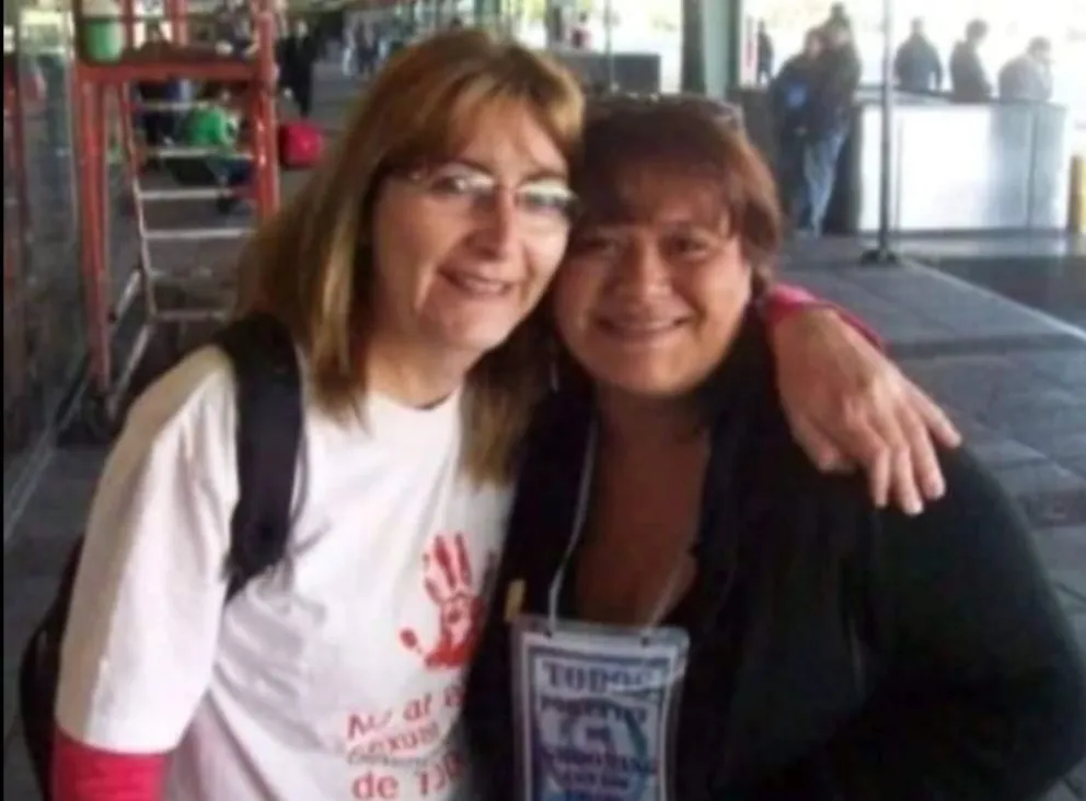 Rosa Castro (izq), reclamó garantías al Estado por la seguridad de sus hijas y su familia. Foto: Facebook.