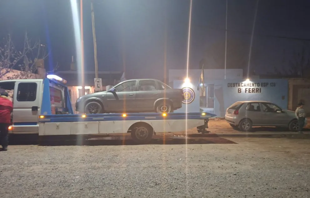 El vehículo, un Corsa Clasic, había sido abandonado en el interior de una chacra en la zona de Ferri. Foto: Policía de Río Negro.