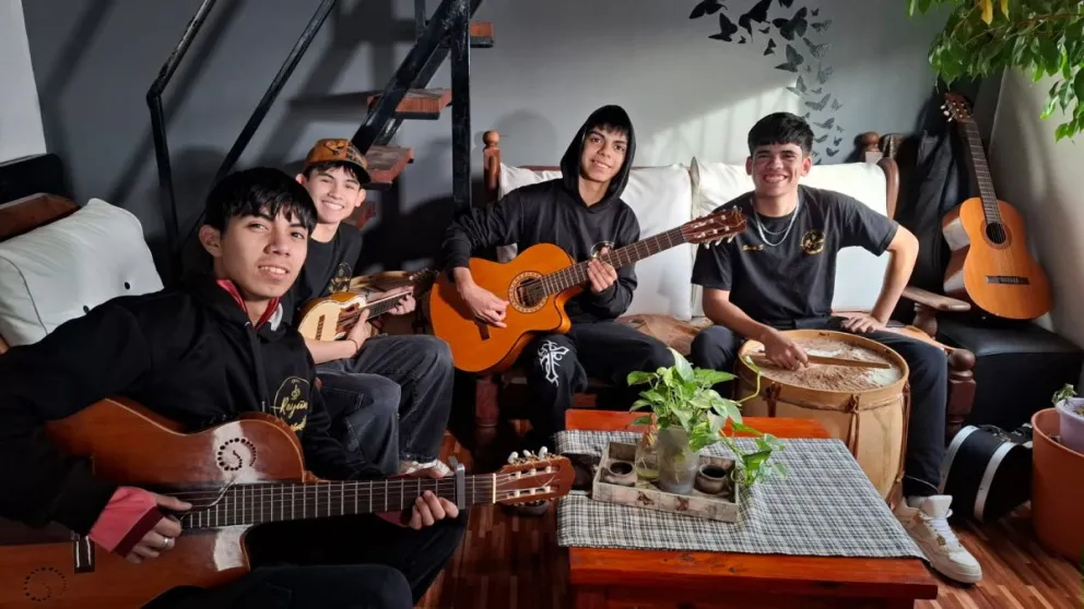 “Rayün significa florecer en mapuzungún. Lo elegimos porque representa lo que queremos: florecer con la música, ir creciendo, mostrar lo que es el folklore”, contaron. | Foto Daniela Luján para Cipo360