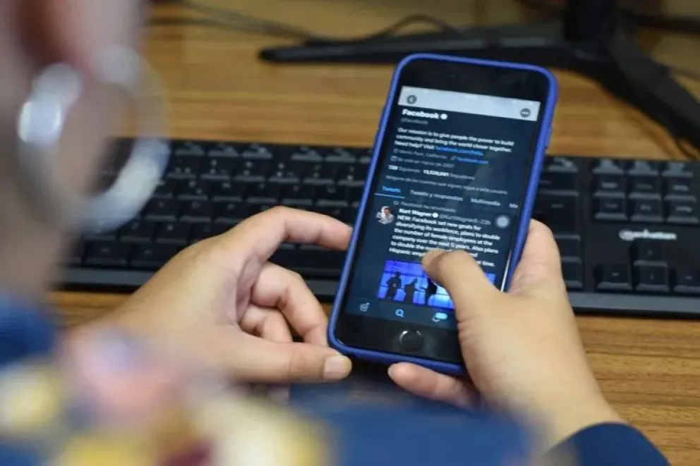 Las redes sociales pueden convertirse en un espacio propicio para las agresiones y las descargas de odio. Foto: archivo.