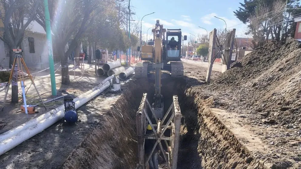 En paralelo, continúan los trabajos de limpieza de la red cloacal, para retirar sedimentos y residuos que generan obstrucciones. 