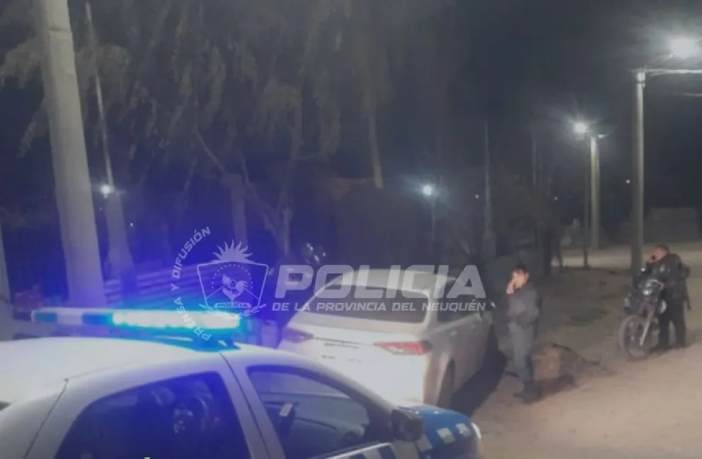 Luego de una frenética persecución por diferentes barrios, los delincuentes abandonaron el Toyota en un sector de Cuenca XVI de Neuquén capital. Foto: gentileza.