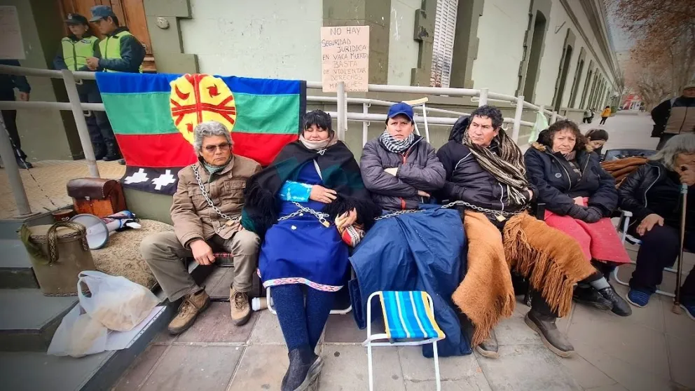 Se trata de integrantes de las comunidades Lof Newen Kura, Lof Fvta Xayen, Lof Kelv Kura y Lof Ragilew Cadenas quienes permanecen desde este martes en la gobernación. |Foto Daniela Luján para Cipo360