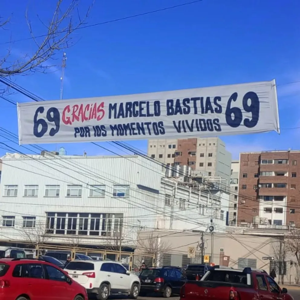 El pasacalles fue colgado a metros del ingreso a La Visera (Foto La Gloriosa 69)