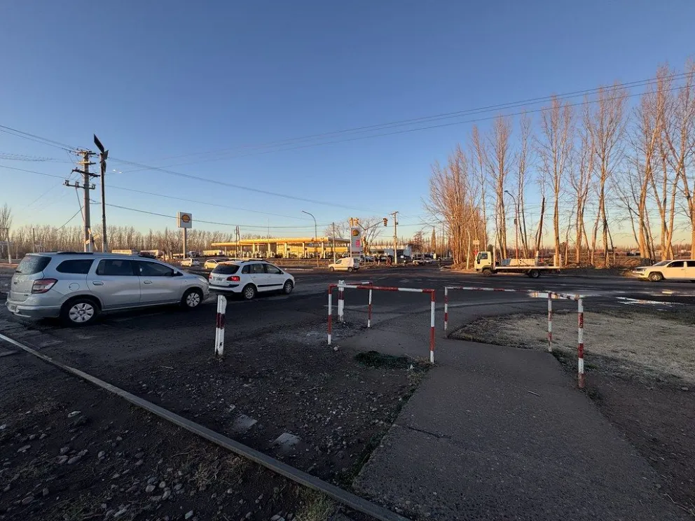 Durante dos días el corte será total y los autos serán desviados por la Shell. (Foto Municipalidad de Cipolletti)