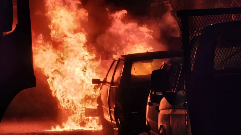 El vehículo, que funcionaba como taxi, terminó con destrucción total. Se desconocen las causas que iniciaron las llamas. Foto: gentileza.