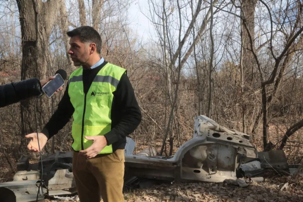 El subsecretario Haspert explicó que se encontraron piezas de al menos seis vehículos y más de 500 parabrisas. Hace 10 días habían hecho una limpieza y ese material no estaba. Foto: Municipalidad de Neuquén.