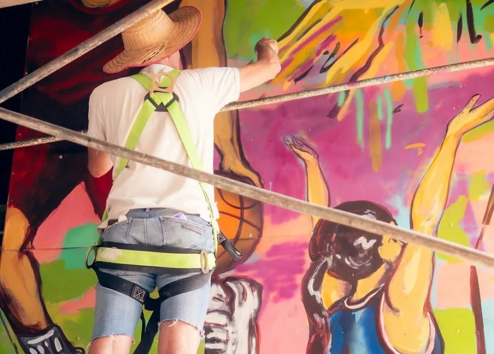 El artista Martín Motta fue el responsable del mural que hoy se exhibe en el ingreso al Estadio de Corporfrut por la calle Saavedra. Foto: archivo.