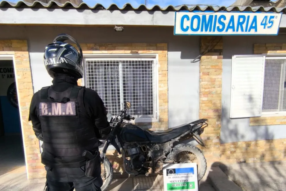 La moto quedó secuestrada en la Comisaría 45, del barrio Anai Mapu. Su conductor quedó imputado por el delito de encubrimiento. Foto: Policía de Río Negro.