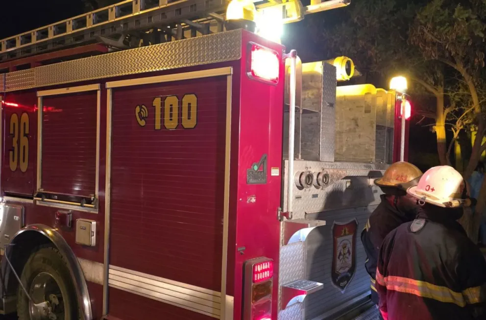 Los bomberos de Centenario tuvieron una ardua tarea hasta que lograron extraer al joven del pozo donde había caído. Foto: gentileza Centenario digital.