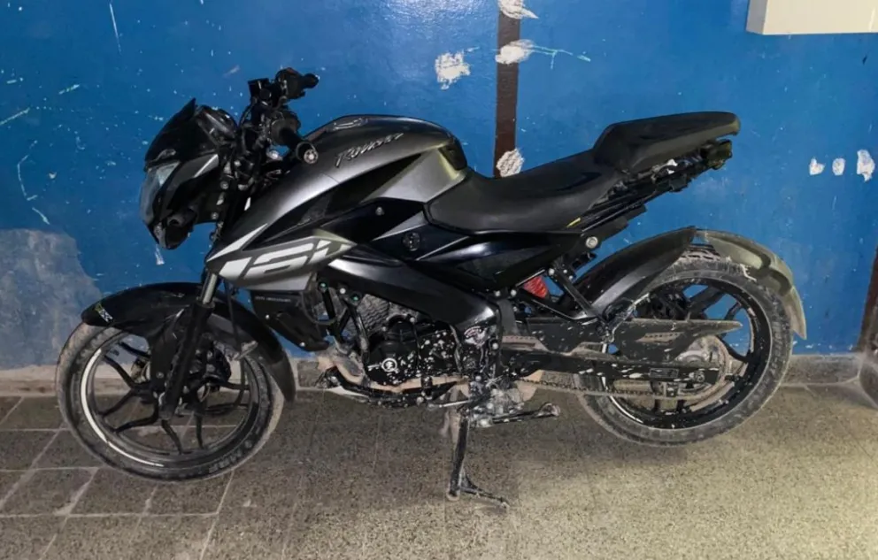 La moto Rouser figuraba como robada desde el 14 de mayo pasado en Neuquén. Foto: Policía Río Negro.
