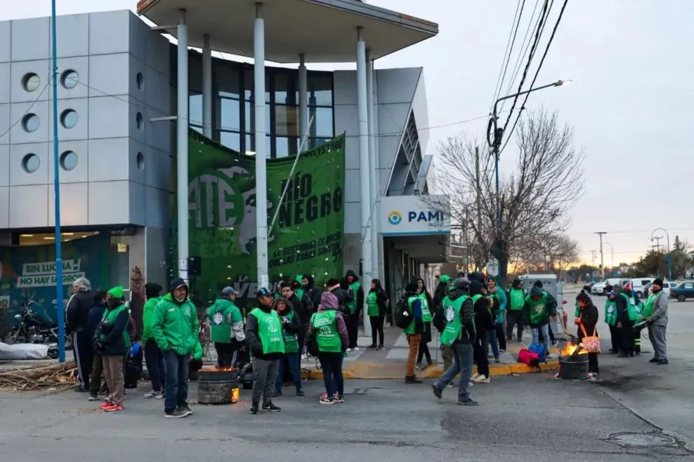 El gremio se apostó en las puertas de la obra social desde temprano. Foto: (Tania Domenicucci)