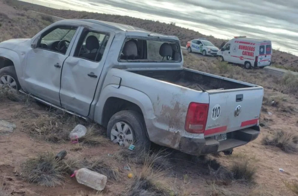Tras el vuelco, la Amarok quedó a varios metros de la ruta. Otros automovilistas pudieron llamar a Emergencias. Foto: gentileza Catriel25.