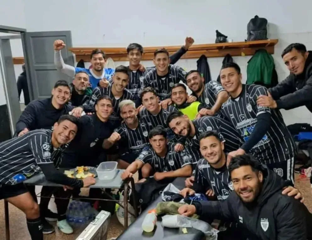 Los hinchas buscan la forma de ayudar a su equipo para mantenerse en la punta en el Federal A.