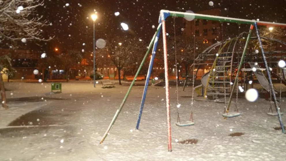 ¿Volverá a nevar en Cipolletti? El pronóstico indica que hay condiciones para eso. Expectativas entre las familias. Y entre los más chicos. Foto: archivo.
