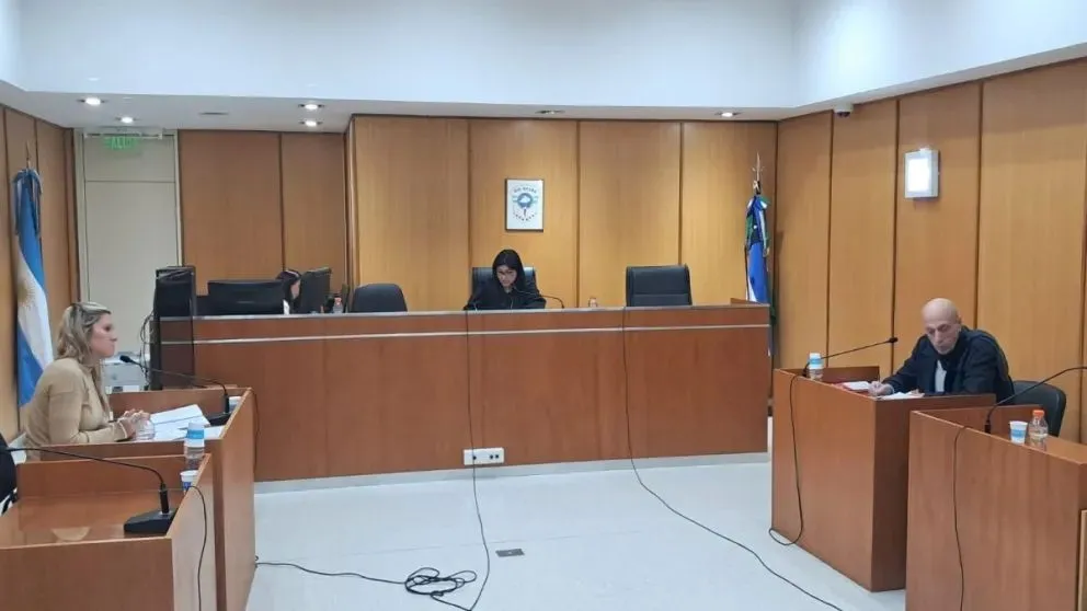 La mujer solicitó auxilio policial porque el padre de sus dos hijas había ingresado al patio de la vivienda,