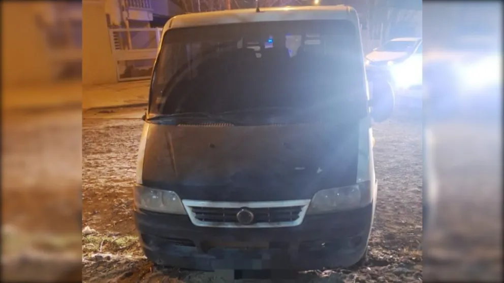 La Traffic colisionó con un Honda Civic y trató de escapar del lugar; pero el conductor la persiguió hasta el barrio Antártida Argentina. Foto: Policía Río Negro