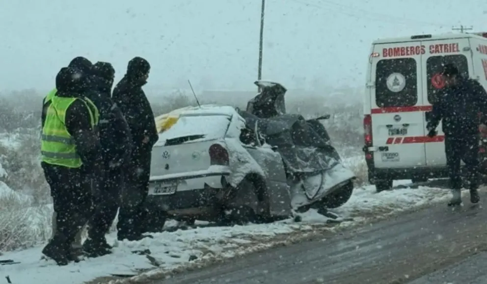 El auto era ocupado por cuatro mujeres las que fallecieron producto del impacto. | Foto Catriel25 noticias 