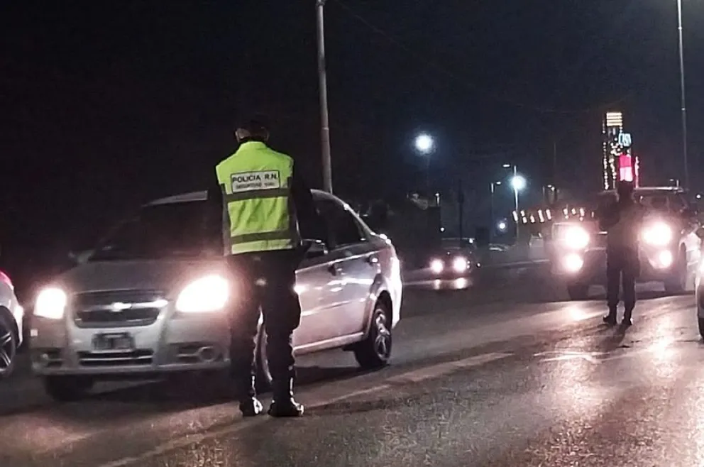 El sujeto intentó eludir un control que se realizaba sobre la Ruta Chica, pero fue interceptado en Fernández Oro.