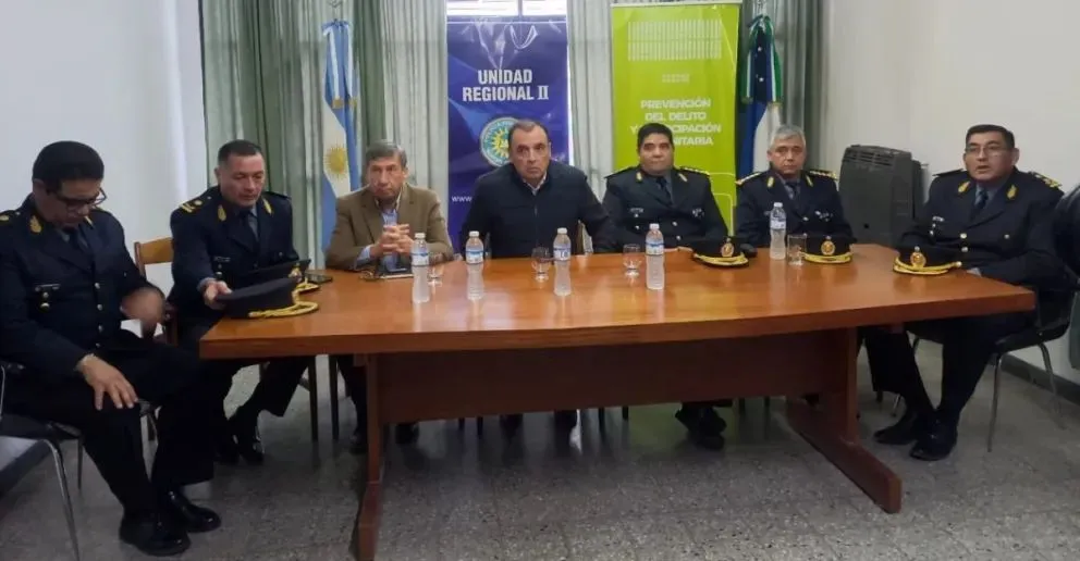 El ministro de Seguridad, Daniel Jara, y el jefe de la Policía, Daniel Bertazzo, en la conferencia de prensa por el secuestro de más de 10 kilos de cocaína en Roca. Participaron además funcionarios de Seguridad y jefes policiales. Foto (Tania Domenicucci)