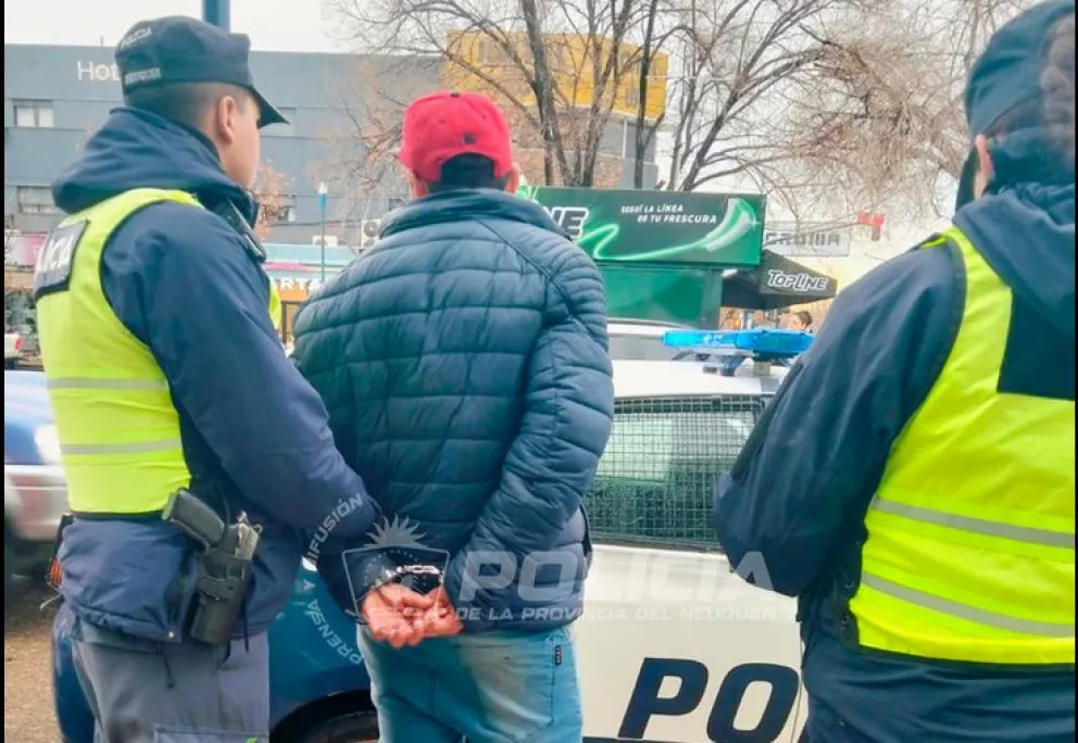 El sujeto fue detenido cuando merodeaba por la zona del bajo neuquino, el sector comercial de la vecina capital. Foto: Policía Neuquén.