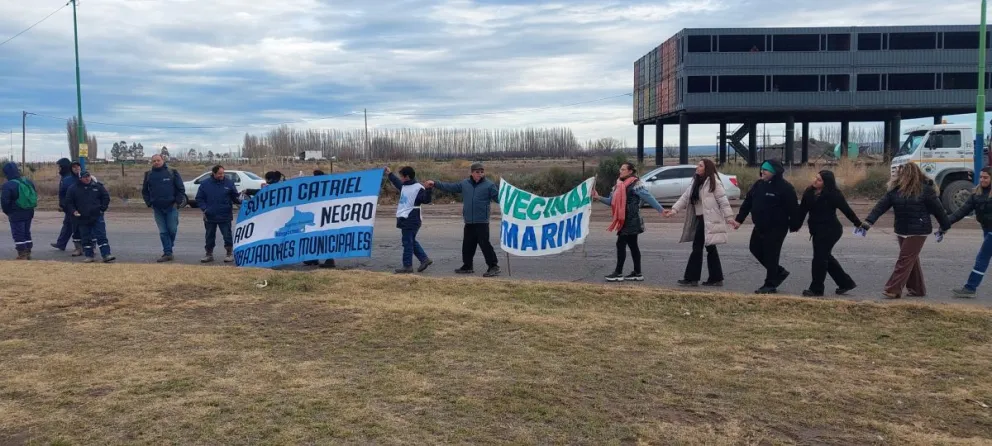 Los presentes firman una nota que entregarán los intendentes al Gobierno Nacional. (Foto Radio genesis 25)