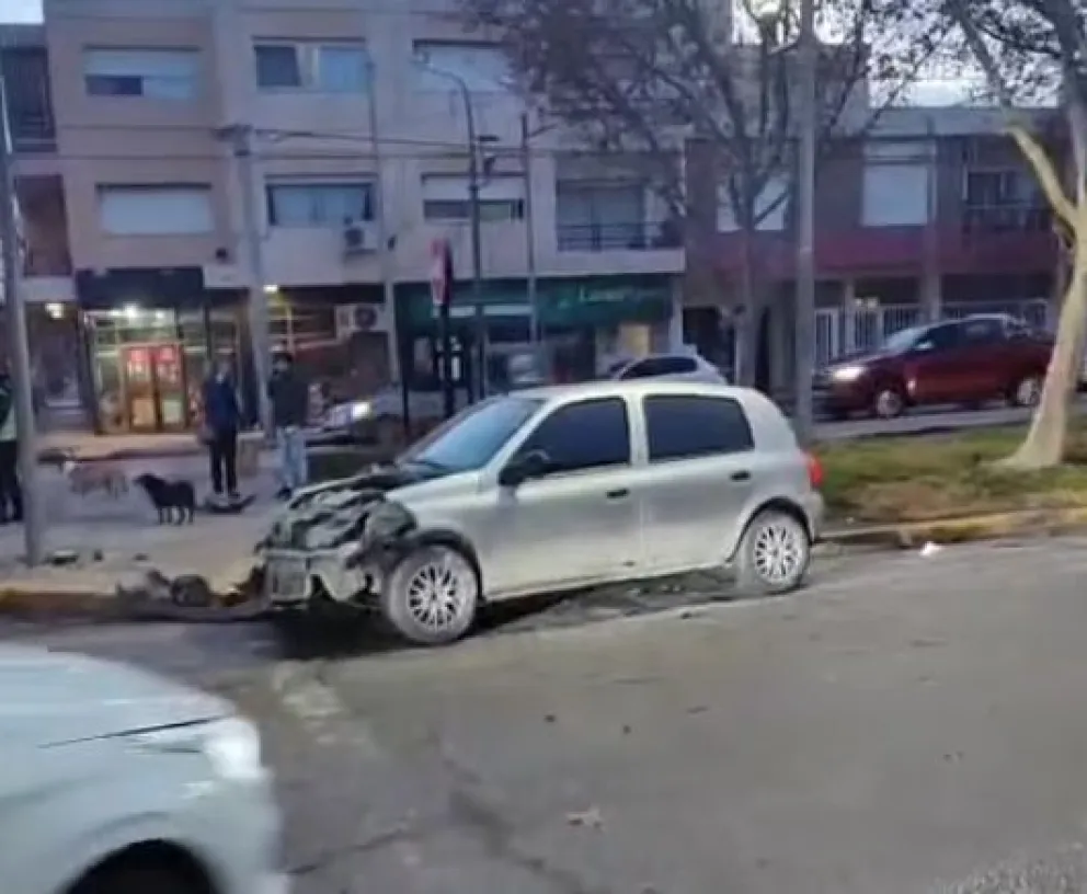 Los autos impactaron en la esquina y quedaron enfrentados. (Foto gentileza)