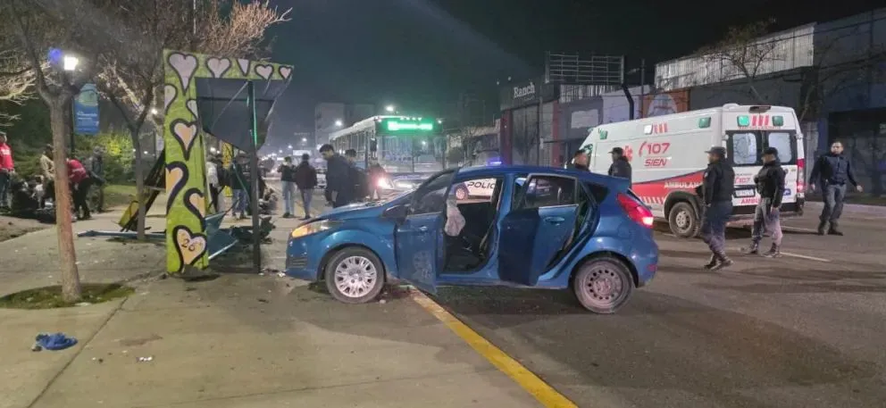 Revelan el parte médico de los heridos tras el impacto contra la garita en pleno centro. Foto gentileza LU5 