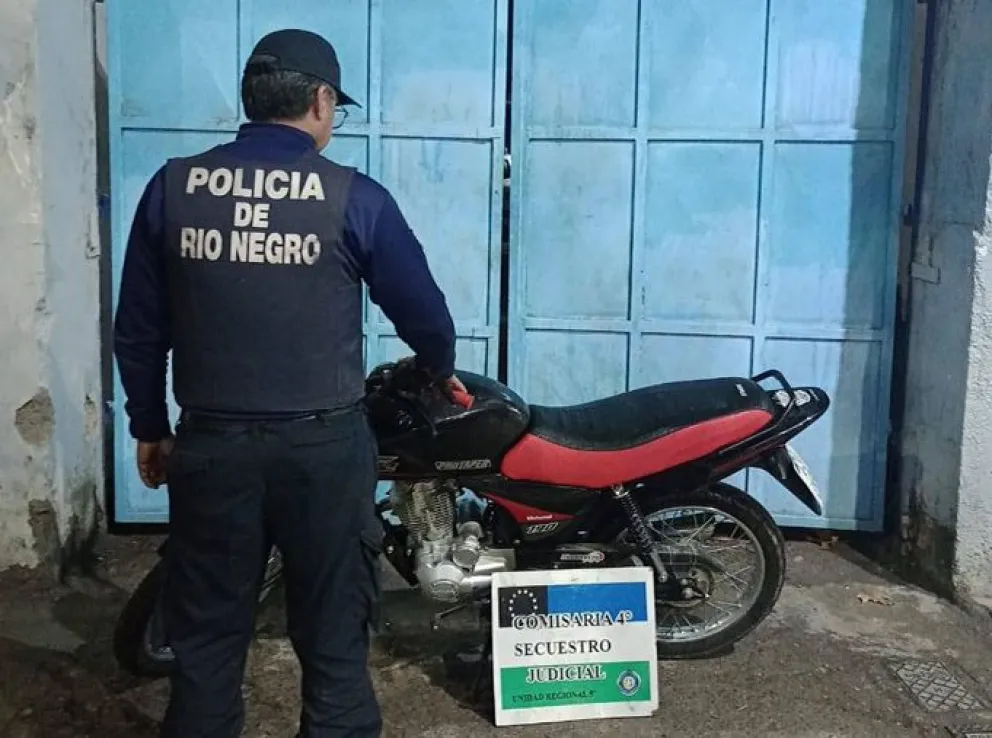 La moto había sido robada en la esquina de Fernández Oro y Brentana; fue recuperada poco después en el barrio Santa Clara. Foto: Policía Río Negro.