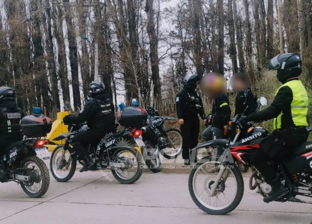 Durante el operativo de "alto impacto" intervinieron efectivos de diferentes unidades policiales. Foto: Policía Neuquén.