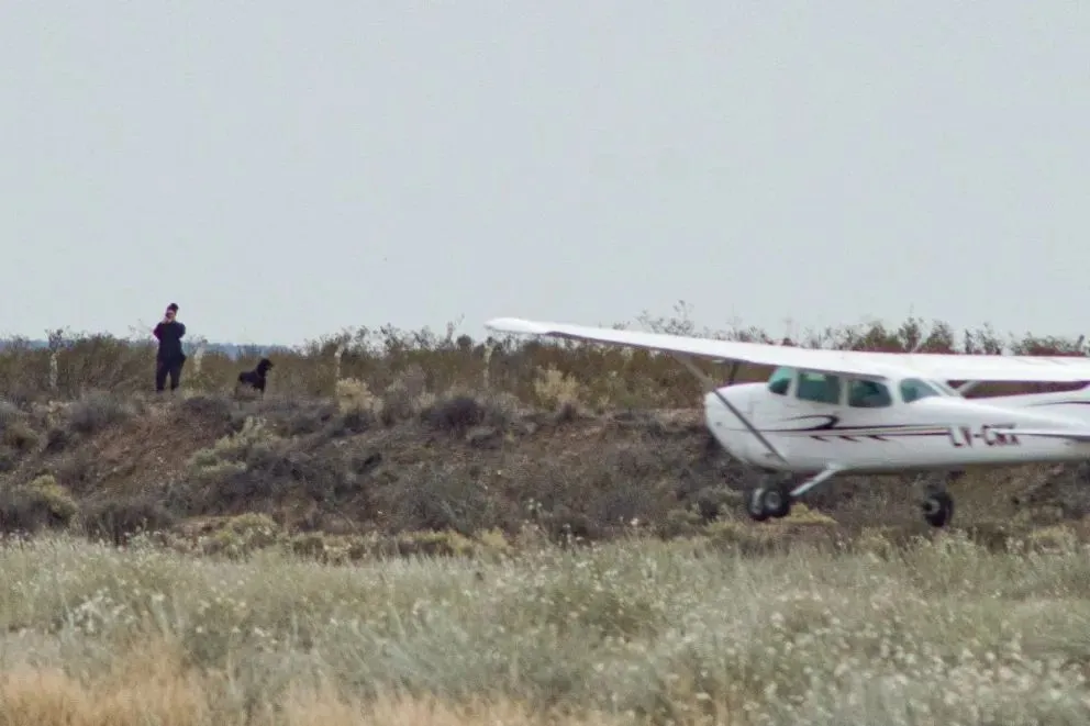 La situación no pasó a mayores, pero las autoridades tuvieron que sacar a la mujer para que pudieran aterrizar las aeronaves. (Foto Aeroclub Roca)