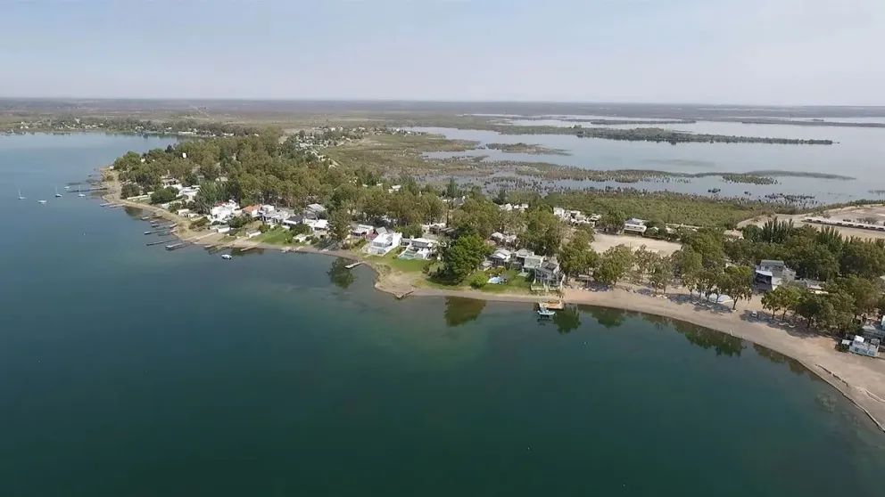 La península Ruca Co es la alternativa más popular para disfrutar del Lago Pellegrini. Cinco Saltos mira con preocupación y enojo otras iniciativas. Foto: archivo.