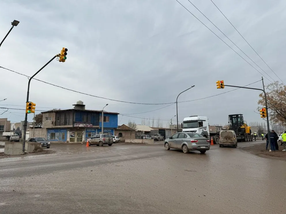 Una esquina complicada, que desde hoy cuenta con un nuevo semáforo para ordenar el tránsito. Foto: Prensa Cipolletti.