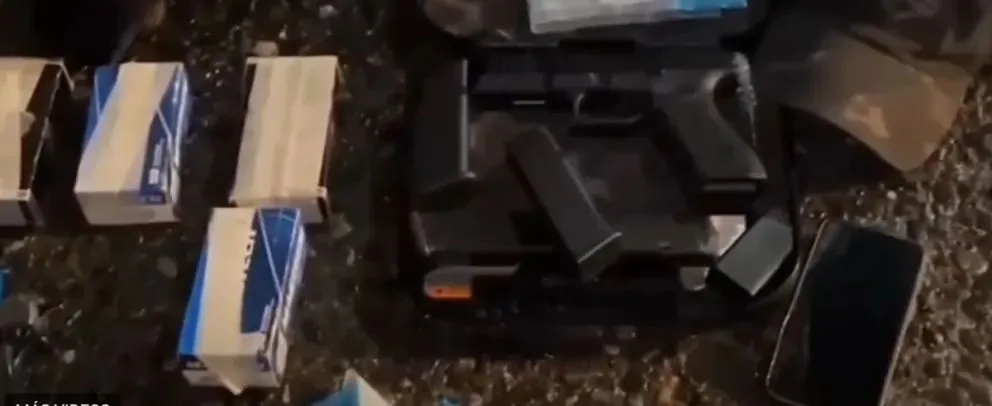 Una pistola Glock, cargadores, municiones y otros elementos fueron hallados en poder de los cinco detenidos, según informaron medios oficiales chilenos. Foto: gentileza.