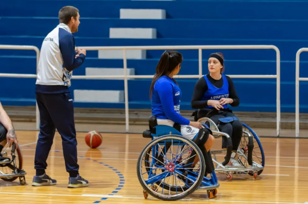 Karol se dirigía a una práctica de basquet adaptado cuando la silla de ruedas que utiliza habitualmente cayó de la camioneta. Foto: archivo.