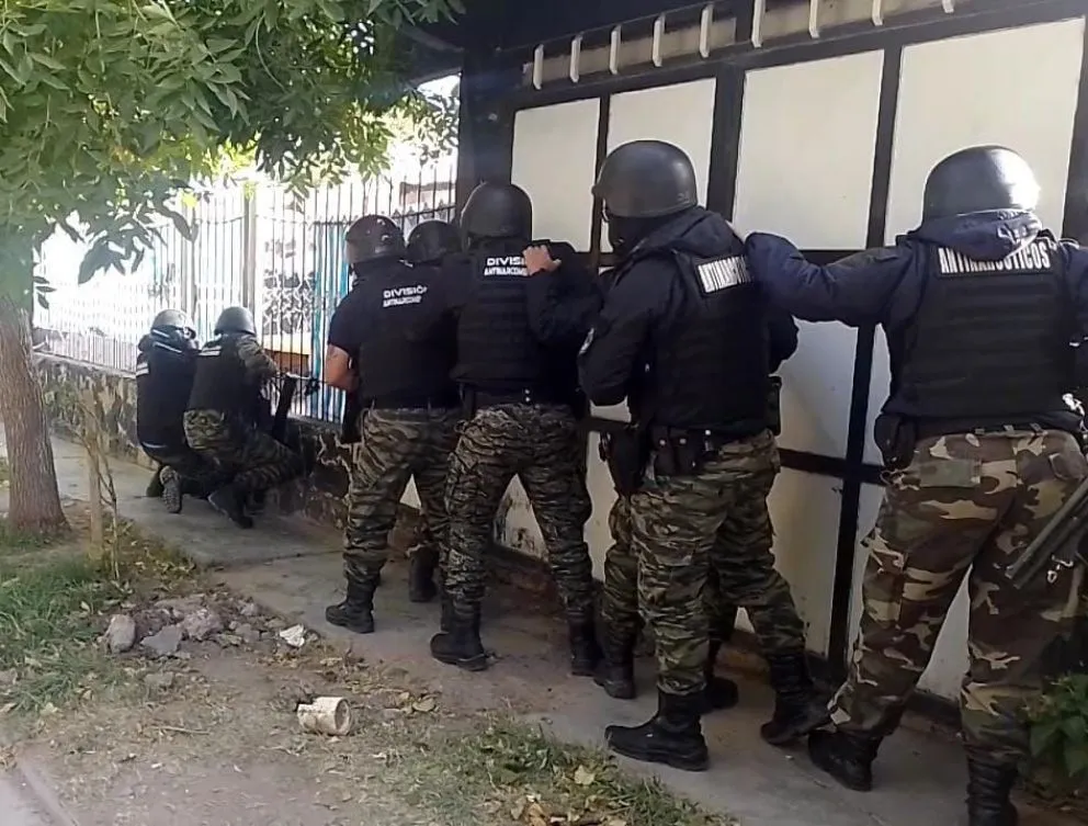 El operativo permitió desbaratar un kiosco narco; la investigación comenzó a partir de denuncias anónimas. Foto: Policía de Neuquén.