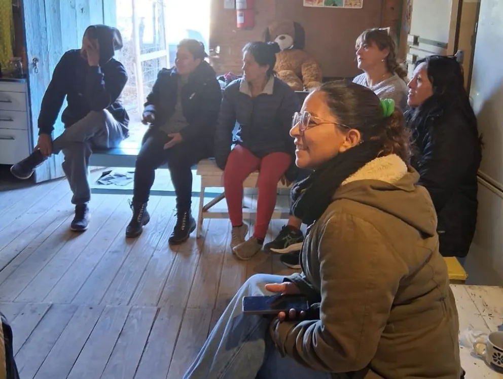 Los vecinos siguieron con atención las explicaciones de los estudiantes. Foto: gentileza.