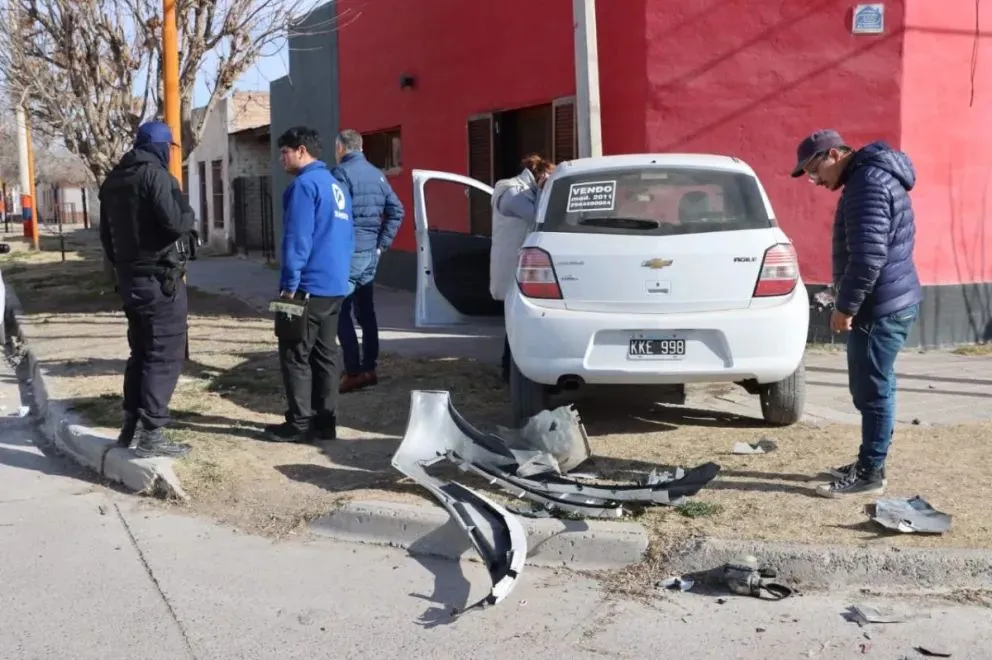 Un auto impactó contra una casa y el otro circuló por la vereda por varios metros. Foto: Tania Domenicucci. ANRoca