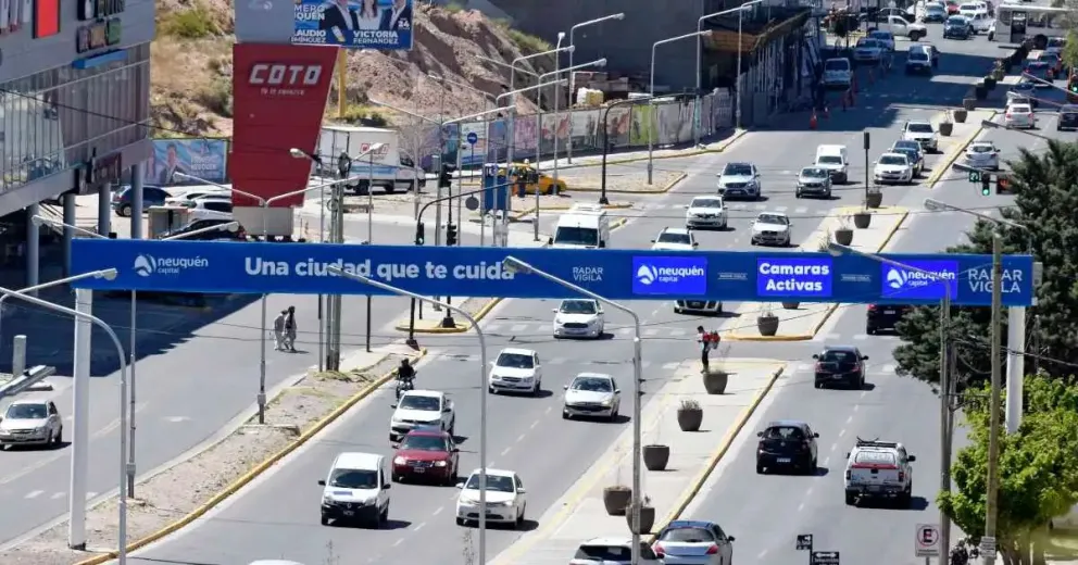 La infracción más cara es por cruzar el semáforo en rojo y es la tercera más cometida. 