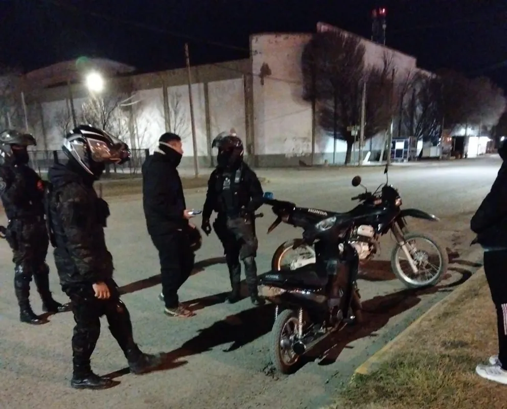 La Brigada Motorizada realizó un operativo en Fernández Oro. Foto: gentileza.