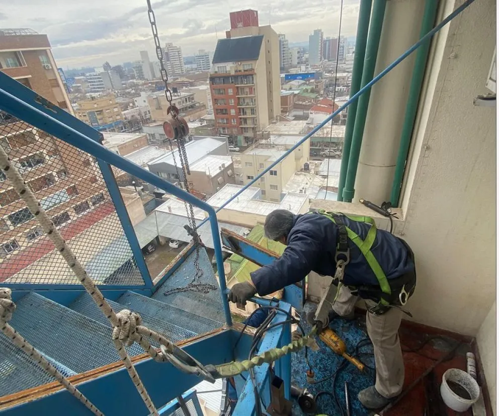 El trabajo en las alturas no es para cualquiera: reparación de la escalera de emergencias del edificio municipal. Foto: Prensa Municipalidad de Cipolletti.