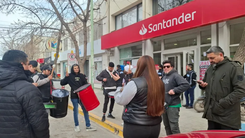 Ahora en la sucursal cipoleña, interrupción de la atención. (Foto Cipo360)