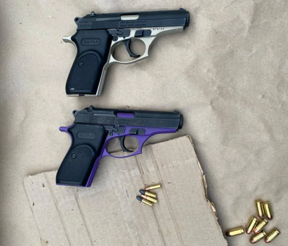 La policía secuestró dos pistolas, una 22 y una 380. Buscan determinar si se utilizaron durante las amenazas denunciadas. Foto: Policía de Río Negro.